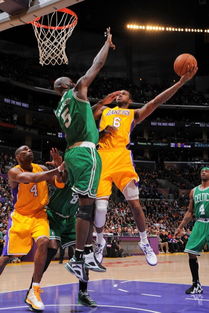 湖人对凯尔特人比赛,湖人vs凯尔特人,你认为湖人本场比赛表现怎样?